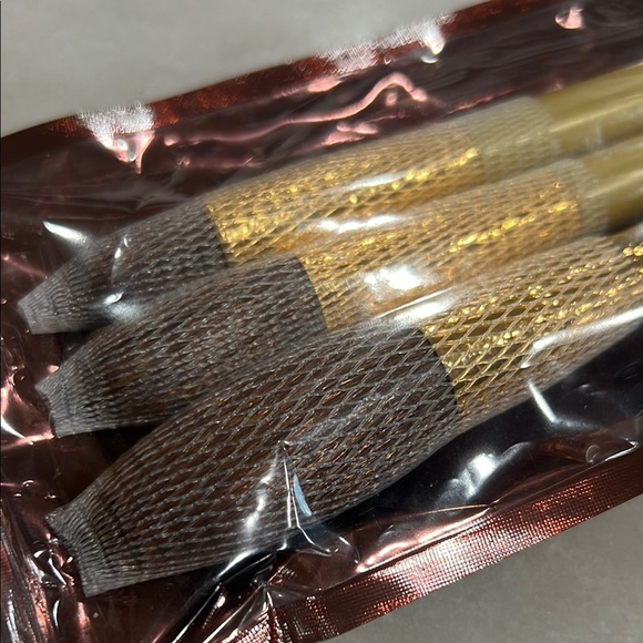 MOTD Getting Cheeky Gold Makeup Brush Set - Picture 4 of 4